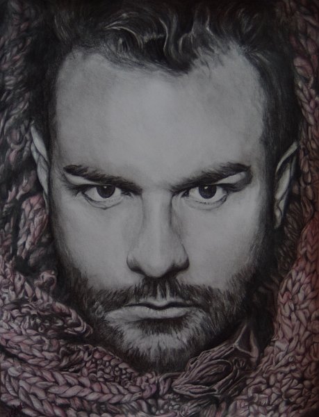 Portrait Christian Alexander Mueller.JPG - Portrait Christian Alexander Mueller (Musical-Darsteller),  Größe 65 x 50, das zugunde liegende Foto (Karim Kawathmi) ist das intensivste, dass ich kenne. EIne Herausforderung war definitiv der grobe Strickschal sowie der eindringliche Blick, der durch den Winkel und die Beleuchtung erzielt wurde. Die immense Arbeit hat sich aber am Ende doch gelohnt.